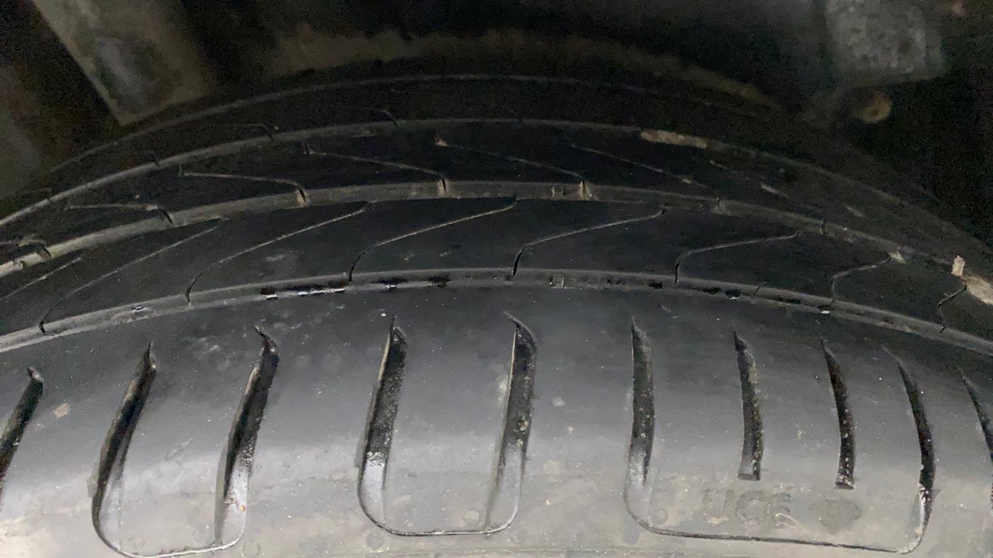 2018 Volkswagen Polo COMFORTLINE 1.0L MPI, Petrol, Manual, 1,01,696 km, Right Rear Tyre Tread