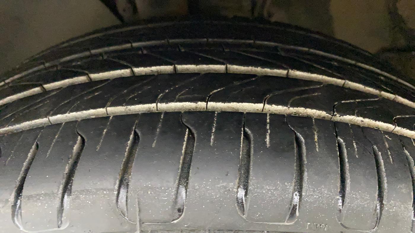 2018 Volkswagen Polo COMFORTLINE 1.0L MPI, Petrol, Manual, 1,01,696 km, Left Front Tyre Tread