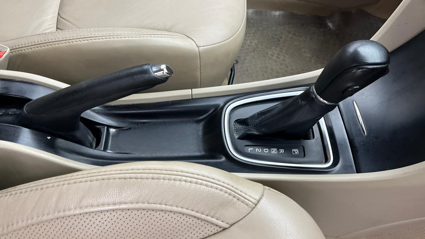 2016 Maruti Ciaz ZXI+ AT, Petrol, Automatic, 86,376 km, Gear Lever