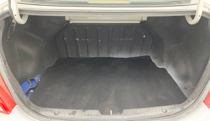 2015 Hyundai Verna FLUIDIC 4S 1.6 VTVT S(O), Petrol, Manual, 1,20,871 km, Boot Inside