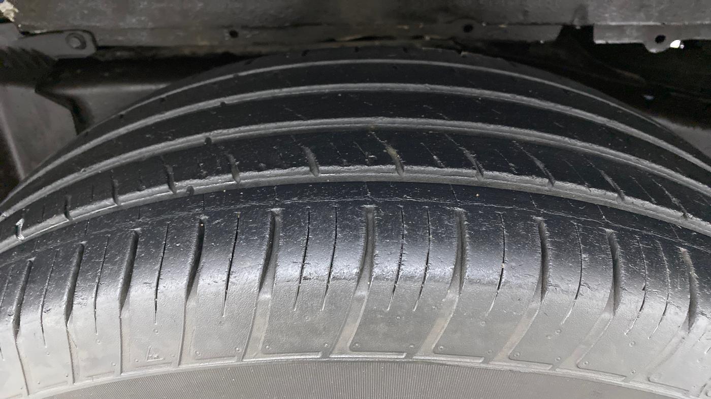 2017 Mahindra Scorpio S6+ INTELL HYBRID, Diesel, Manual, 39,791 km, Left Rear Tyre Tread