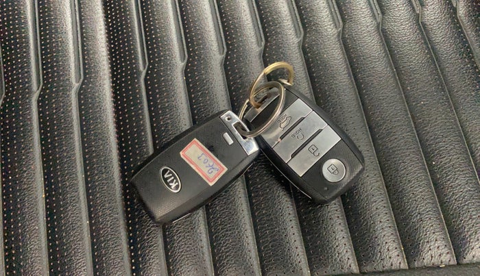 2020 KIA SONET GTX PLUS 1.0 IMT DUAL TONE, Petrol, Manual, 50,236 km, Key Close Up