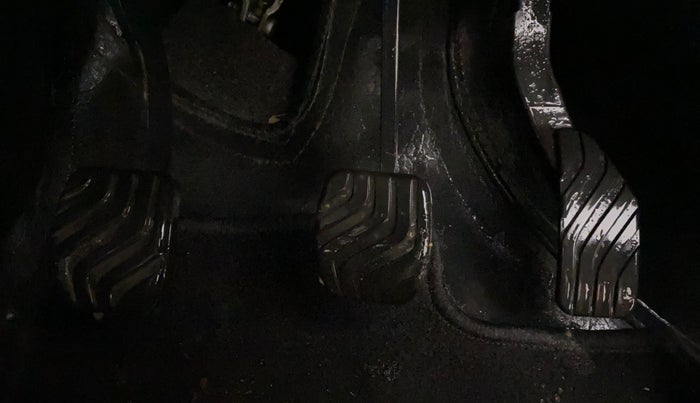 2019 Renault TRIBER RXZ DUAL TONE, Petrol, Manual, 39,240 km, Pedals