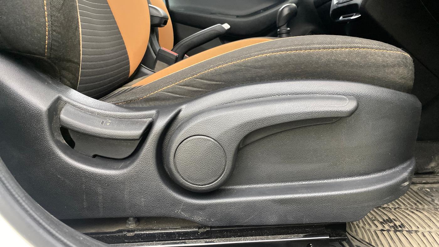 2017 Hyundai i20 Active 1.2 S, Petrol, Manual, 31,926 km, Driver Side Adjustment Panel
