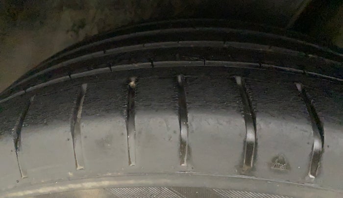 2019 Volkswagen Polo HIGHLINE PLUS 1.0, Petrol, Manual, 39,414 km, Left Front Tyre Tread