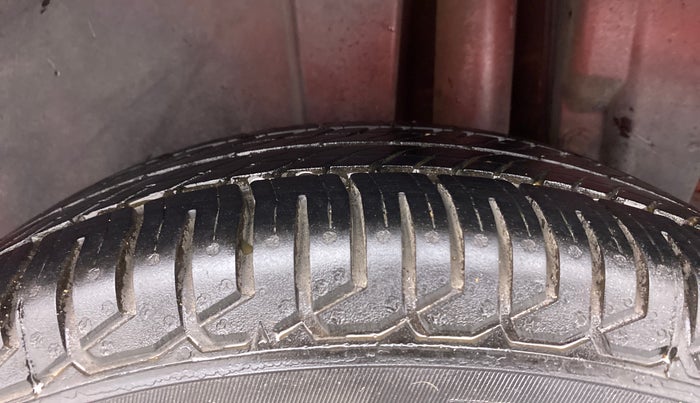 2017 Maruti Swift VXI, Petrol, Manual, 67,664 km, Left Rear Tyre Tread
