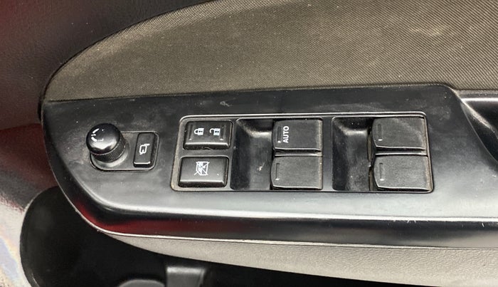 2017 Maruti Swift VXI, Petrol, Manual, 67,664 km, Right front window switch / handle - Master window function not working