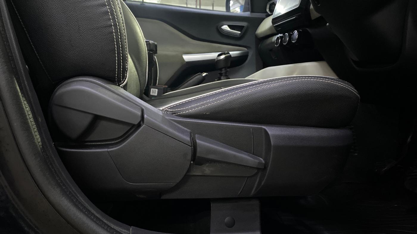 2022 Nissan MAGNITE XV EXECUTIVE, Petrol, Manual, 40,124 km, Driver Side Adjustment Panel