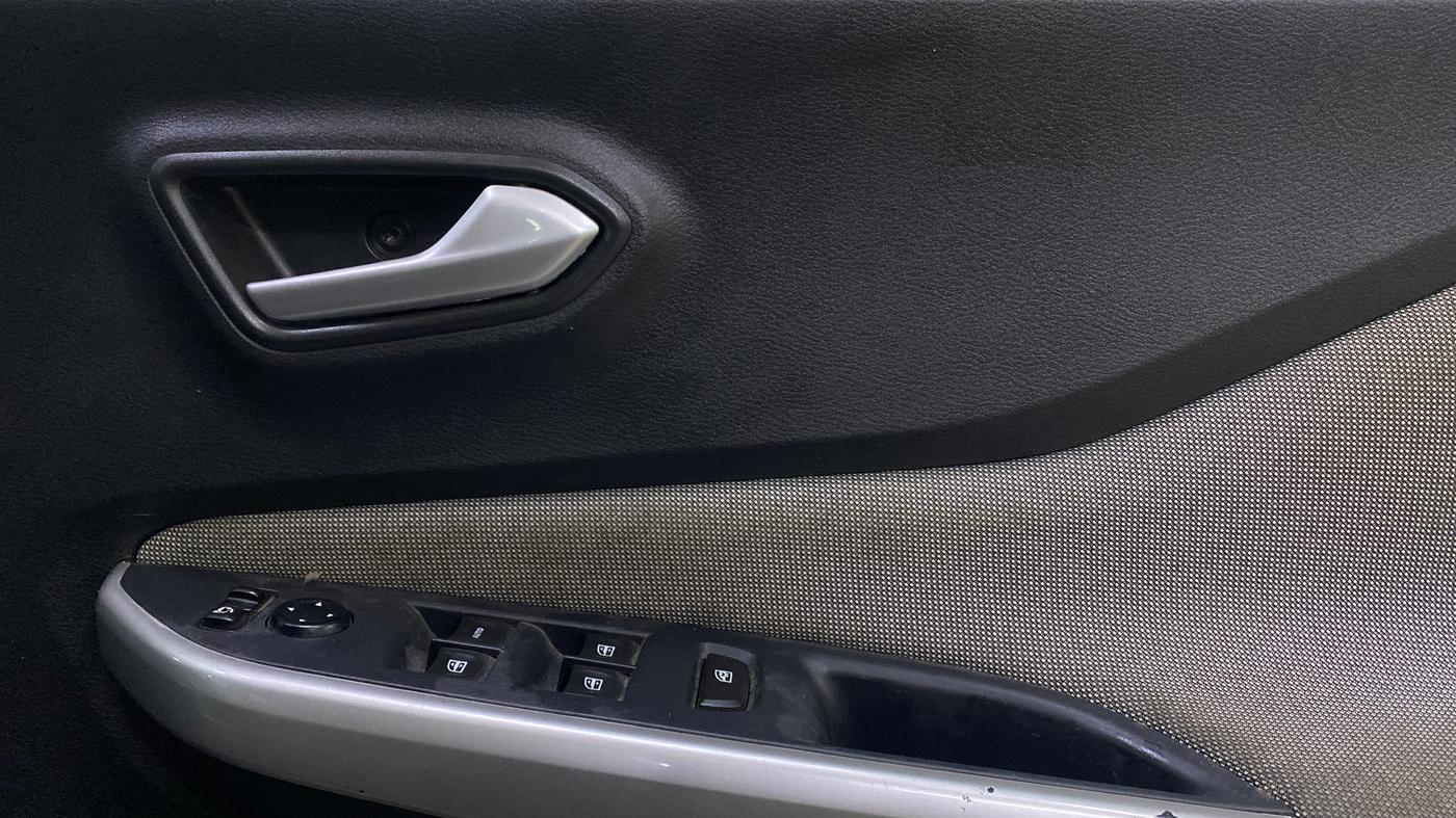 2022 Nissan MAGNITE XV EXECUTIVE, Petrol, Manual, 40,124 km, Driver Side Door Panels Control