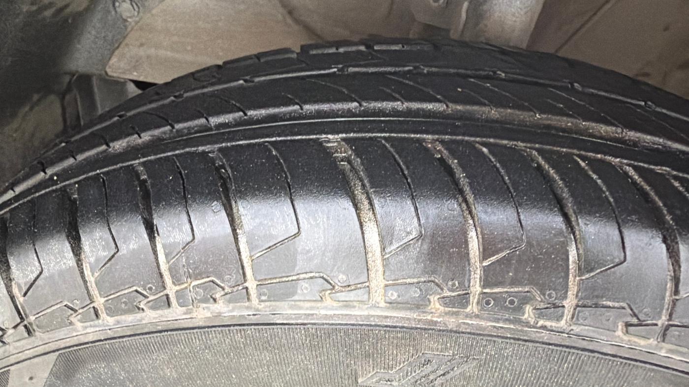 2022 Maruti Dzire VXI CNG, CNG, Manual, 56,329 km, Left Front Tyre Tread