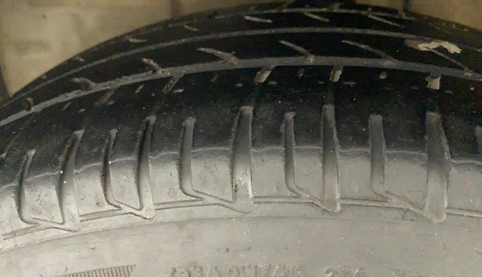 2011 Toyota Etios V, Petrol, Manual, 1,16,068 km, Left Front Tyre Tread