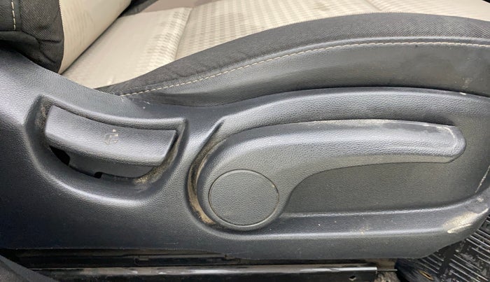 2019 Hyundai Elite i20 SPORTZ PLUS  1.2 CVT, Petrol, Automatic, 1,36,954 km, Driver Side Adjustment Panel