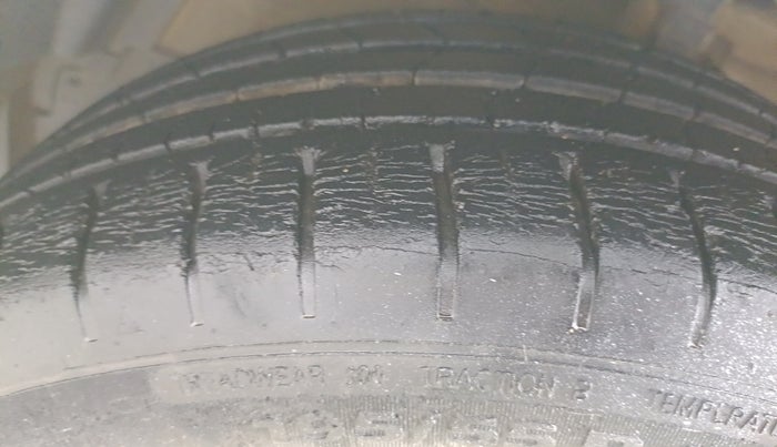 2015 Maruti Ciaz ZXI+, Petrol, Manual, 17,044 km, Left Front Tyre Tread