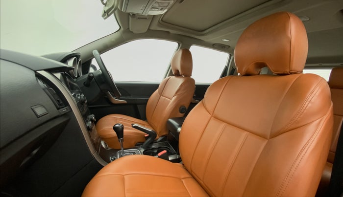 2019 Mahindra XUV500 W9 AT, Diesel, Automatic, 86,802 km, Right Side Front Door Cabin