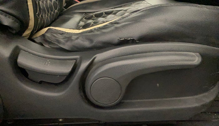 2017 Hyundai Elite i20 SPORTZ 1.2, Petrol, Manual, 79,297 km, Driver Side Adjustment Panel