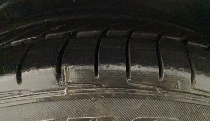 2016 Hyundai New Elantra 1.8 SX MT VTVT, Petrol, Manual, 31,873 km, Left Front Tyre Tread