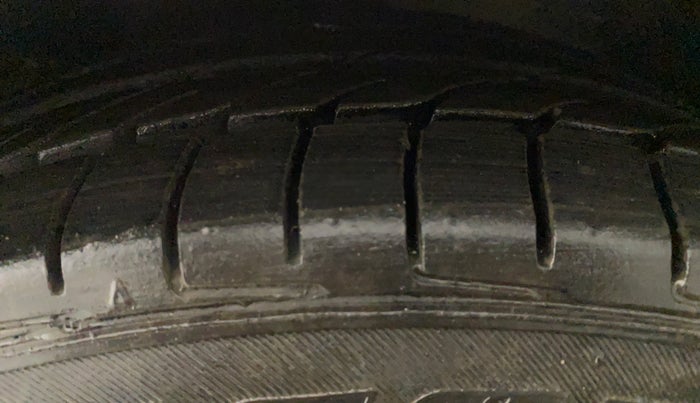 2016 Hyundai New Elantra 1.8 SX MT VTVT, Petrol, Manual, 31,873 km, Left Rear Tyre Tread