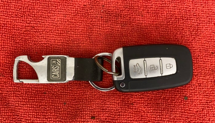 2016 Hyundai New Elantra 1.8 SX MT VTVT, Petrol, Manual, 31,873 km, Key Close Up