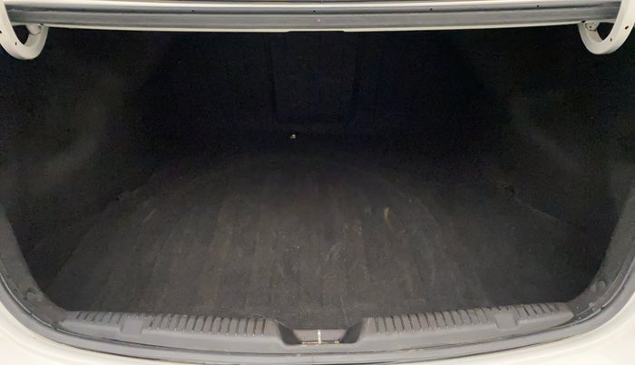 2016 Hyundai New Elantra 1.8 SX MT VTVT, Petrol, Manual, 31,873 km, Boot Inside