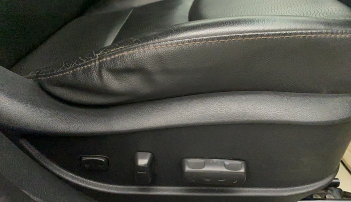 2016 Hyundai New Elantra 1.8 SX MT VTVT, Petrol, Manual, 31,873 km, Driver Side Adjustment Panel