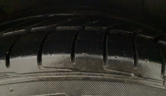 2016 Hyundai New Elantra 1.8 SX MT VTVT, Petrol, Manual, 31,873 km, Right Front Tyre Tread