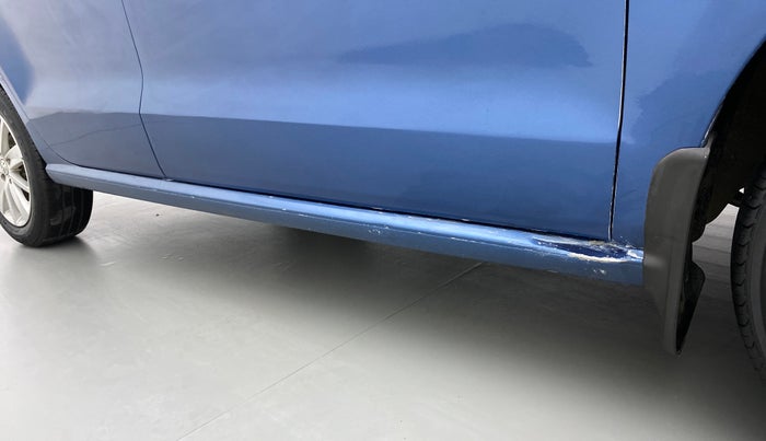 2016 Volkswagen Ameo HIGHLINE1.2L, Petrol, Manual, 1,05,297 km, Right running board - Slightly dented