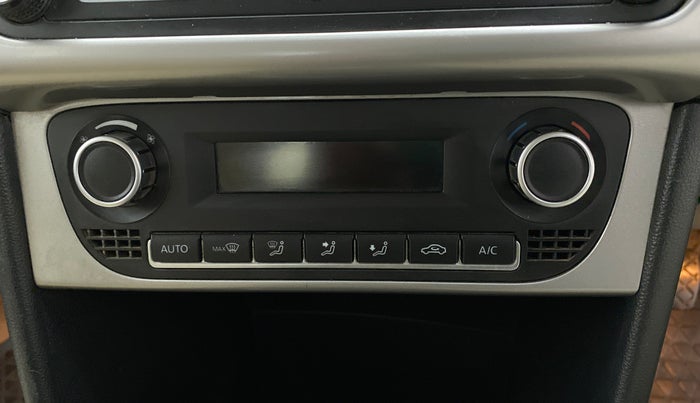 2016 Volkswagen Ameo HIGHLINE1.2L, Petrol, Manual, 1,05,297 km, AC Unit - Directional switch has minor damage