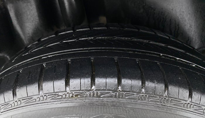 2016 Volkswagen Ameo HIGHLINE1.2L, Petrol, Manual, 1,05,297 km, Right Rear Tyre Tread