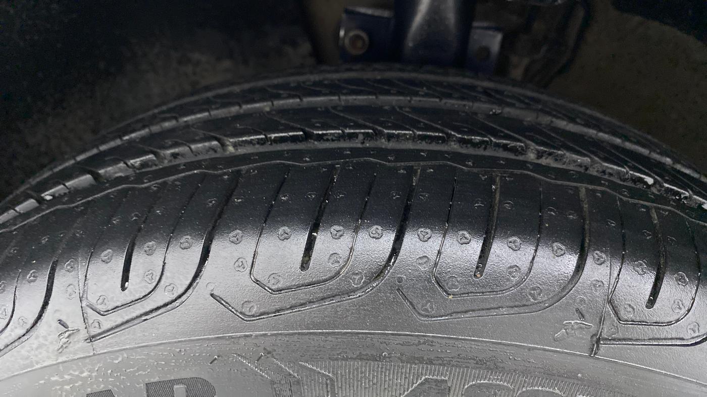 2016 Volkswagen Ameo HIGHLINE1.2L, Petrol, Manual, 1,05,297 km, Left Front Tyre Tread