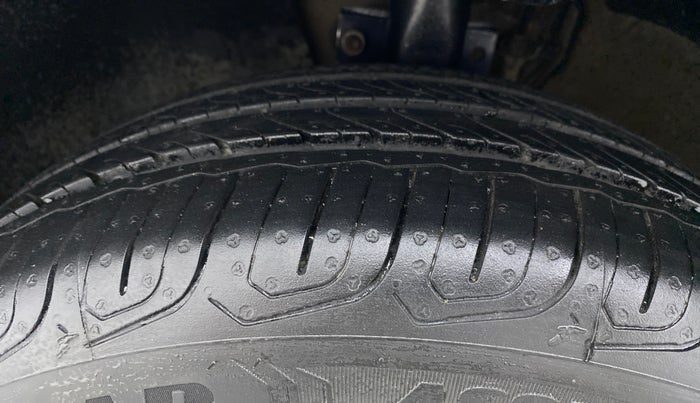2016 Volkswagen Ameo HIGHLINE1.2L, Petrol, Manual, 1,05,297 km, Left Front Tyre Tread