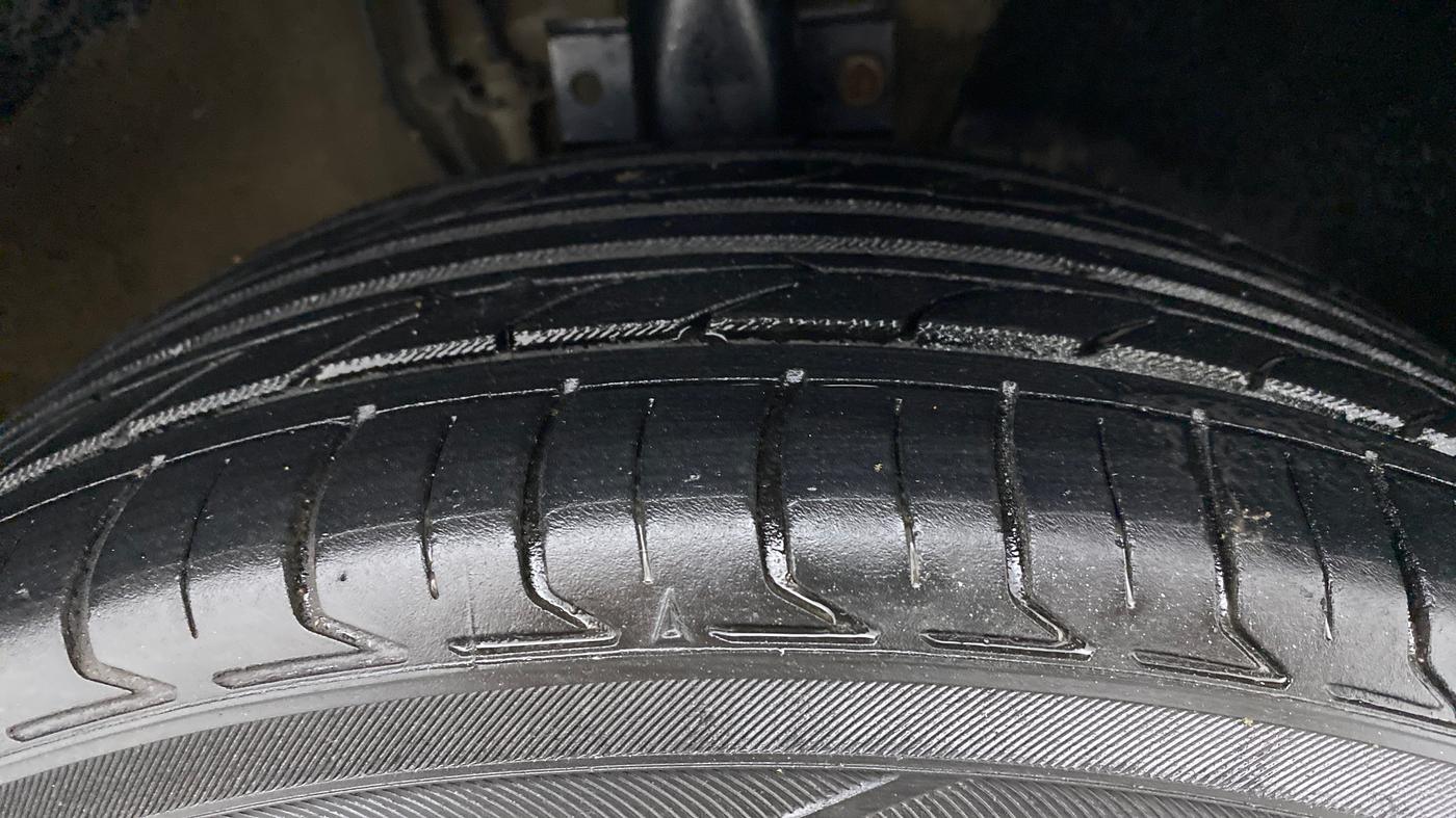 2016 Volkswagen Ameo HIGHLINE1.2L, Petrol, Manual, 1,05,297 km, Right Front Tyre Tread