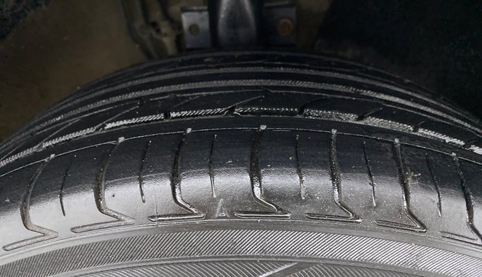 2016 Volkswagen Ameo HIGHLINE1.2L, Petrol, Manual, 1,05,297 km, Right Front Tyre Tread
