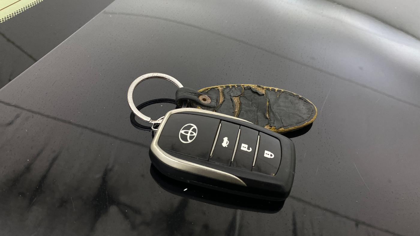 2016 Toyota Camry HYBRID, Hybrid, Automatic, 80,500 km, Key Close Up