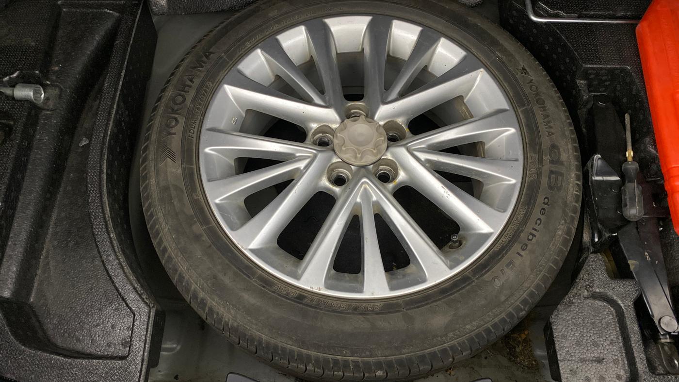 2016 Toyota Camry HYBRID, Hybrid, Automatic, 80,500 km, Spare Tyre