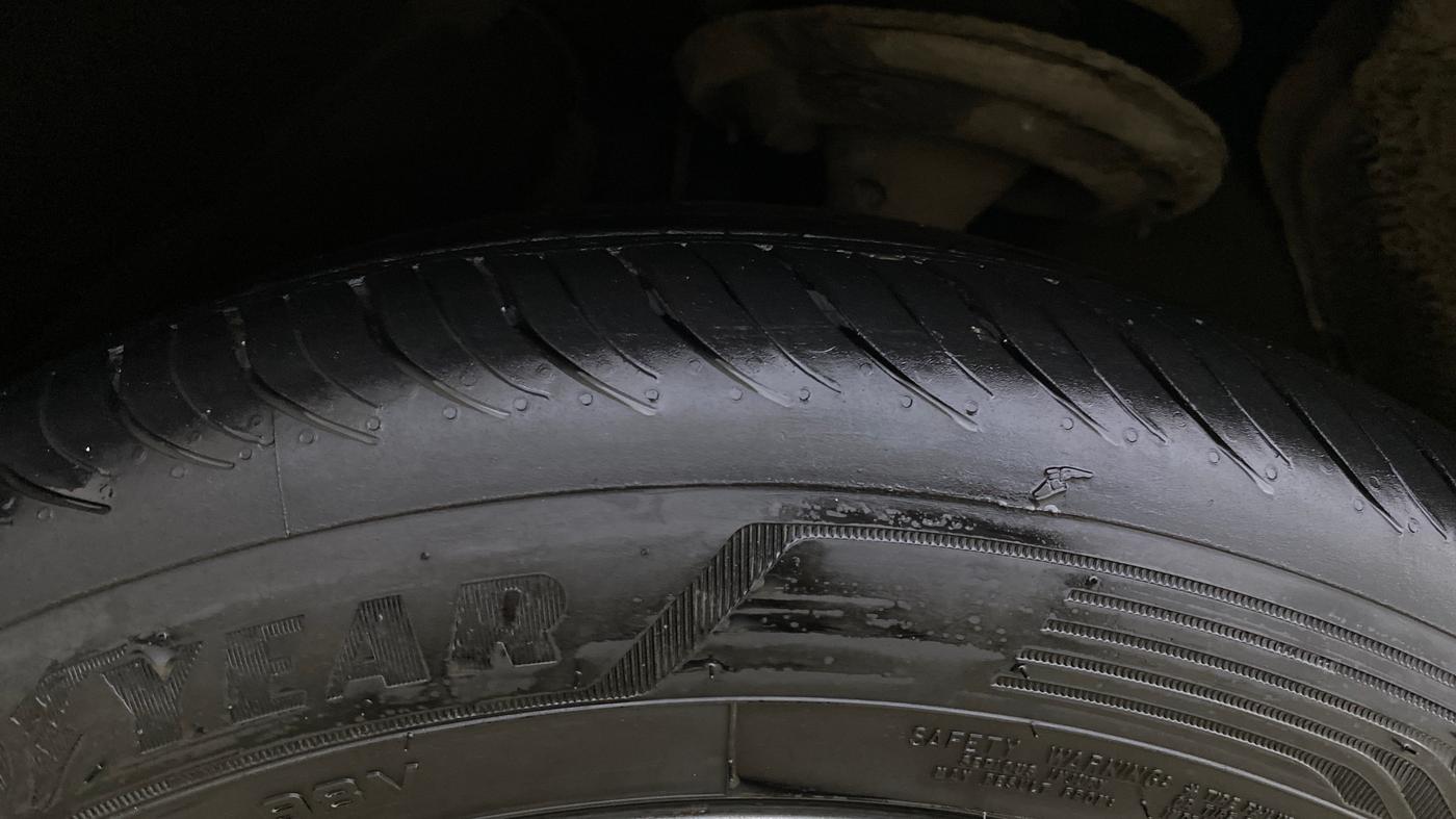 2016 Toyota Camry HYBRID, Hybrid, Automatic, 80,500 km, Left Front Tyre Tread