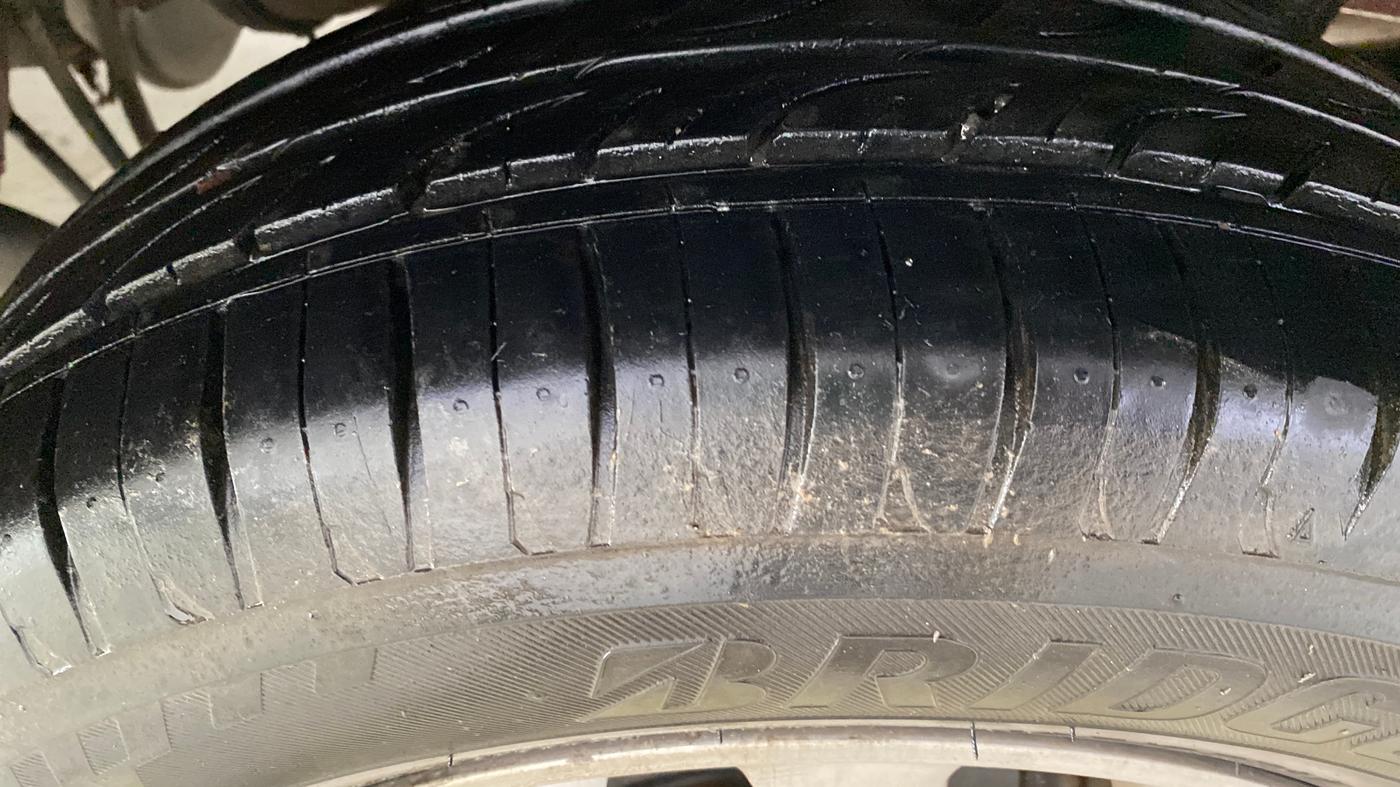2016 Mahindra Kuv100 K8 6 STR, Petrol, Manual, 27,606 km, Left Rear Tyre Tread