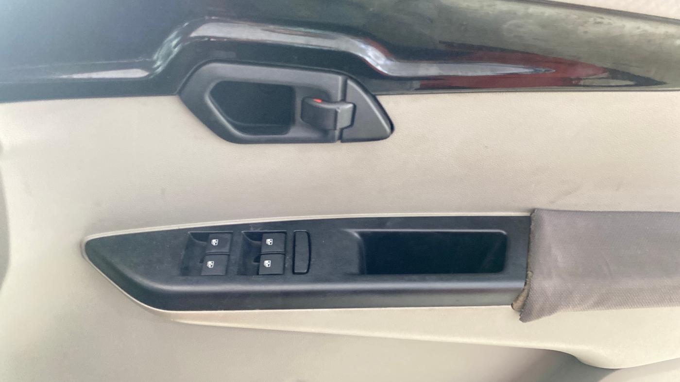 2016 Mahindra Kuv100 K8 6 STR, Petrol, Manual, 27,606 km, Driver Side Door Panels Control