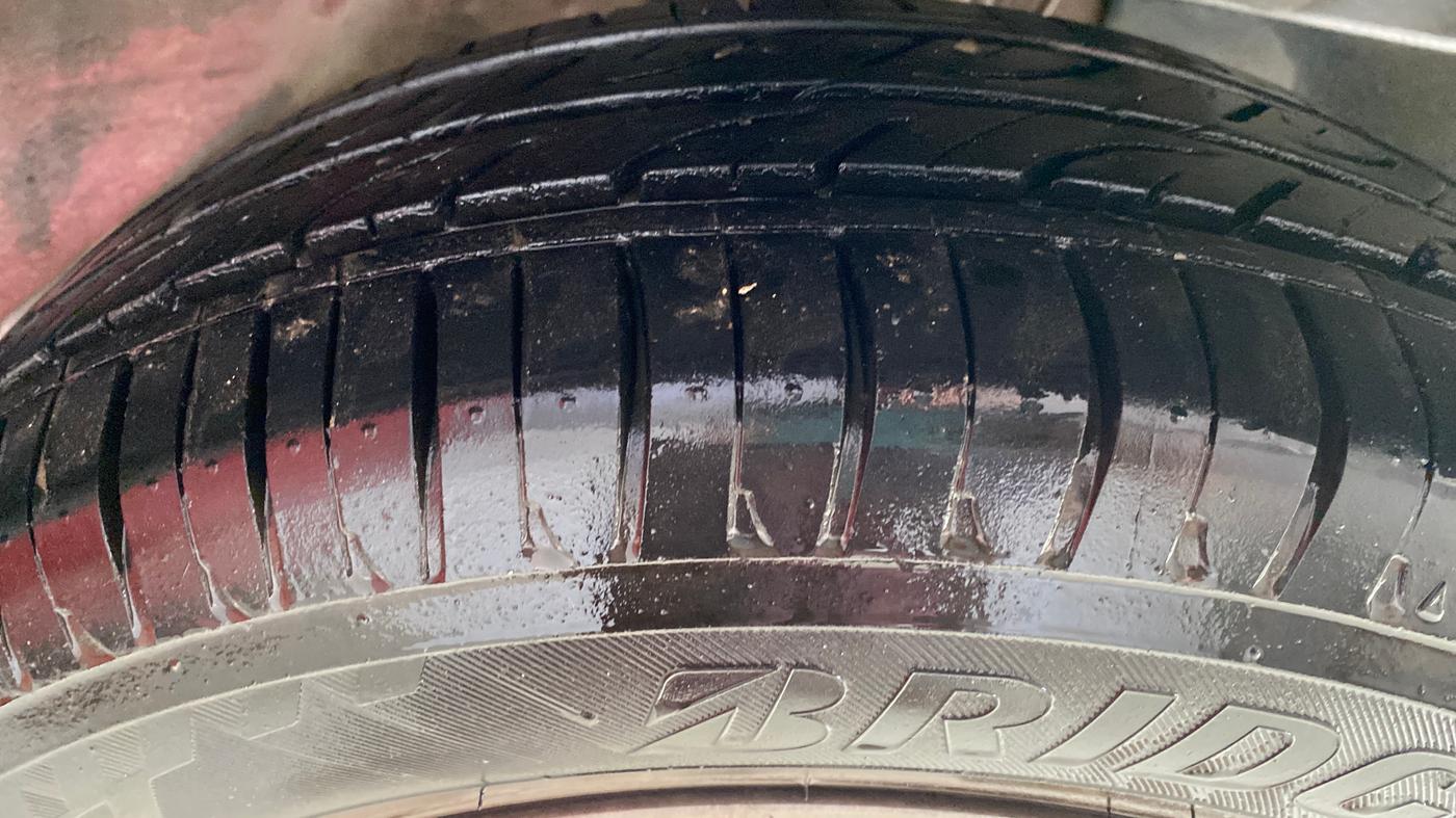 2016 Mahindra Kuv100 K8 6 STR, Petrol, Manual, 27,606 km, Right Front Tyre Tread
