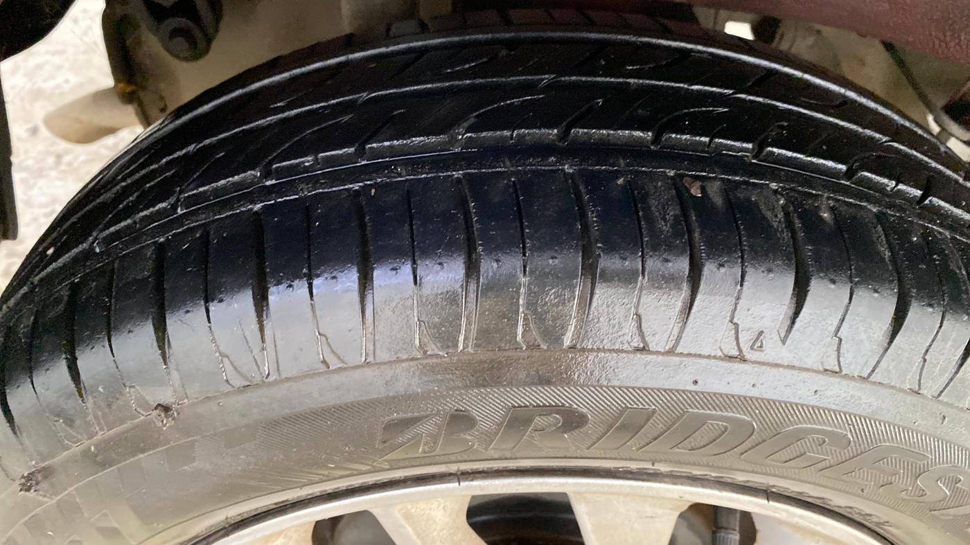 2016 Mahindra Kuv100 K8 6 STR, Petrol, Manual, 27,606 km, Right Rear Tyre Tread