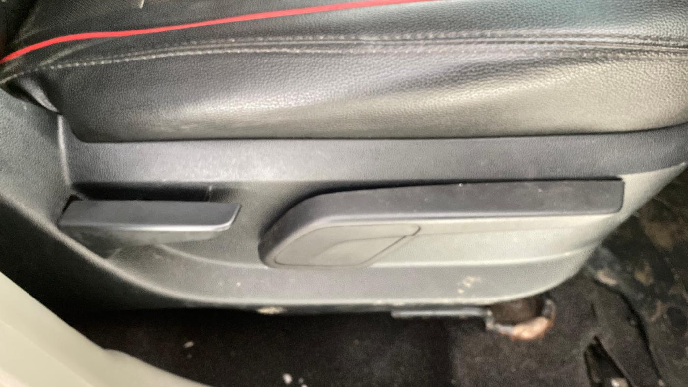 2016 Mahindra Kuv100 K8 6 STR, Petrol, Manual, 27,606 km, Driver Side Adjustment Panel