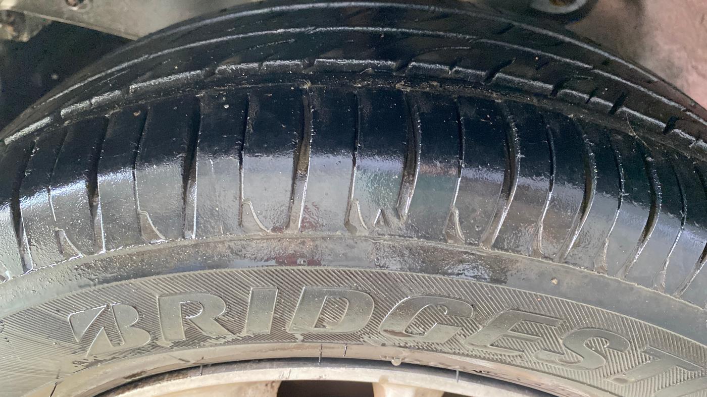 2016 Mahindra Kuv100 K8 6 STR, Petrol, Manual, 27,606 km, Left Front Tyre Tread