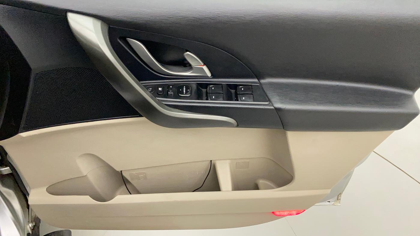 2016 Mahindra XUV500 W10 AT, Diesel, Automatic, 92,608 km, Driver Side Door Panels Control