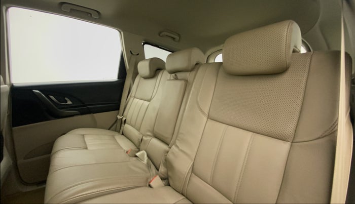 2016 Mahindra XUV500 W10 AT, Diesel, Automatic, 92,608 km, Right Side Rear Door Cabin