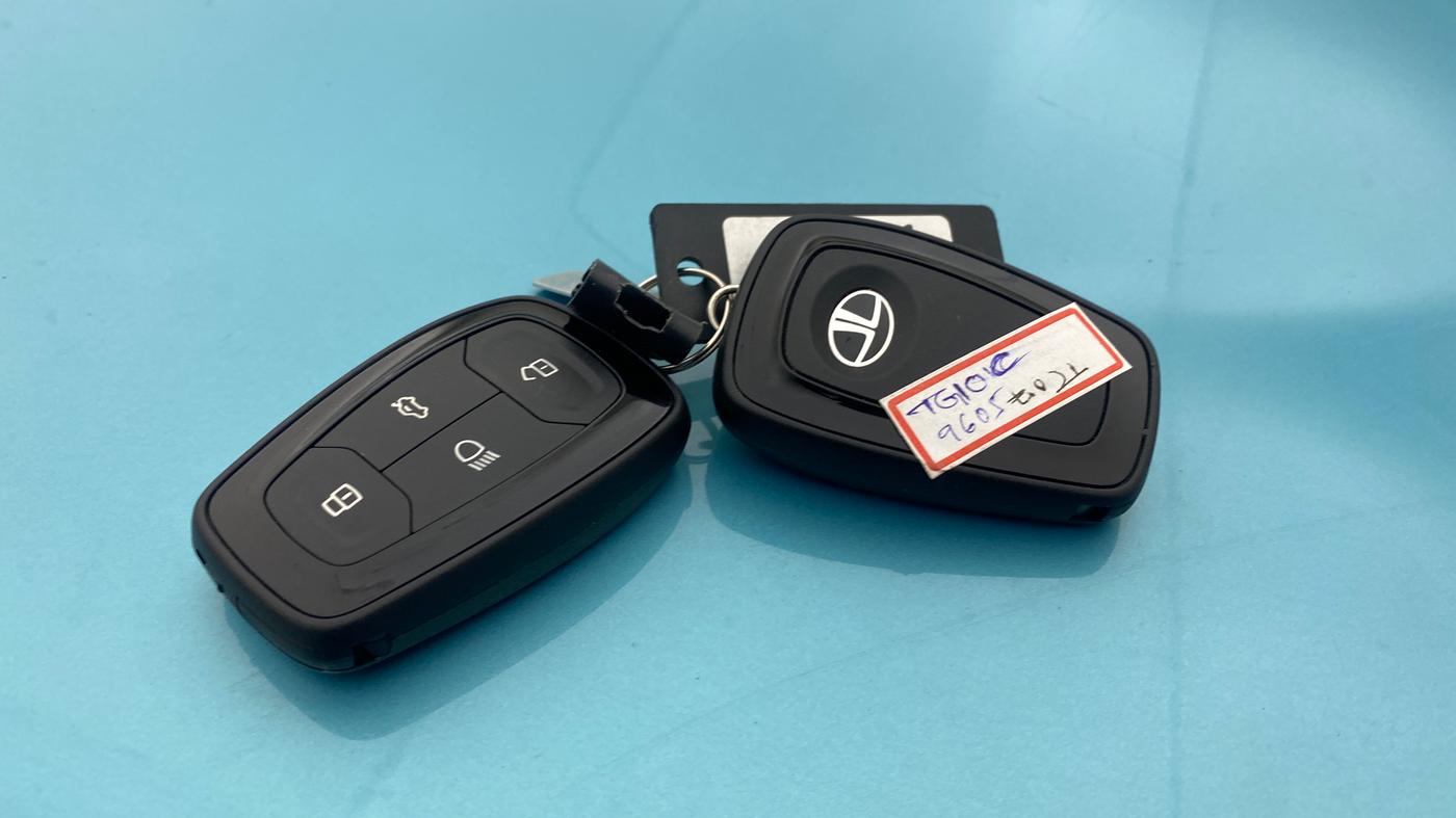 2025 Tata NEXON FEARLESS + SUNROOF DUAL TONE 1.2 PETROL, Petrol, Manual, 23,000 km, Key Close Up