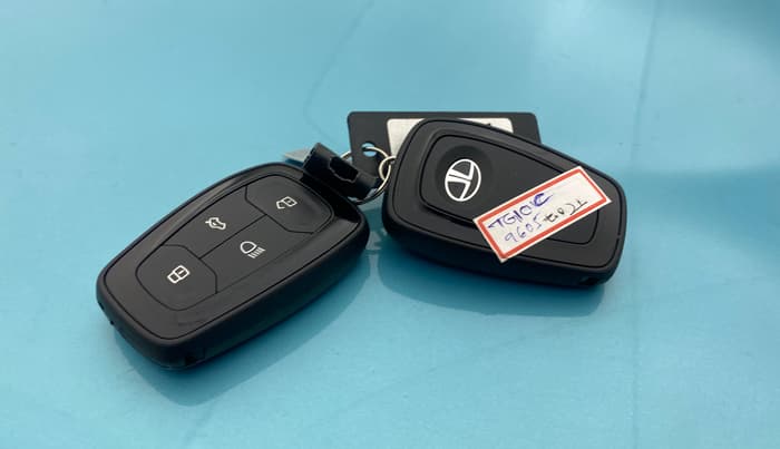 2025 Tata NEXON FEARLESS + SUNROOF DUAL TONE 1.2 PETROL, Petrol, Manual, 23,000 km, Key Close Up