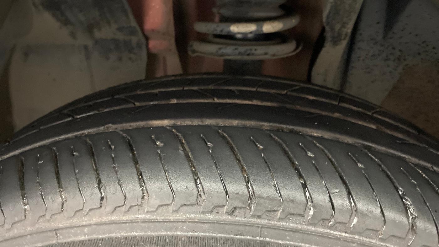 2022 Renault Kiger RXZ TURBO CVT DUAL TONE, Petrol, Automatic, 42,785 km, Left Front Tyre Tread