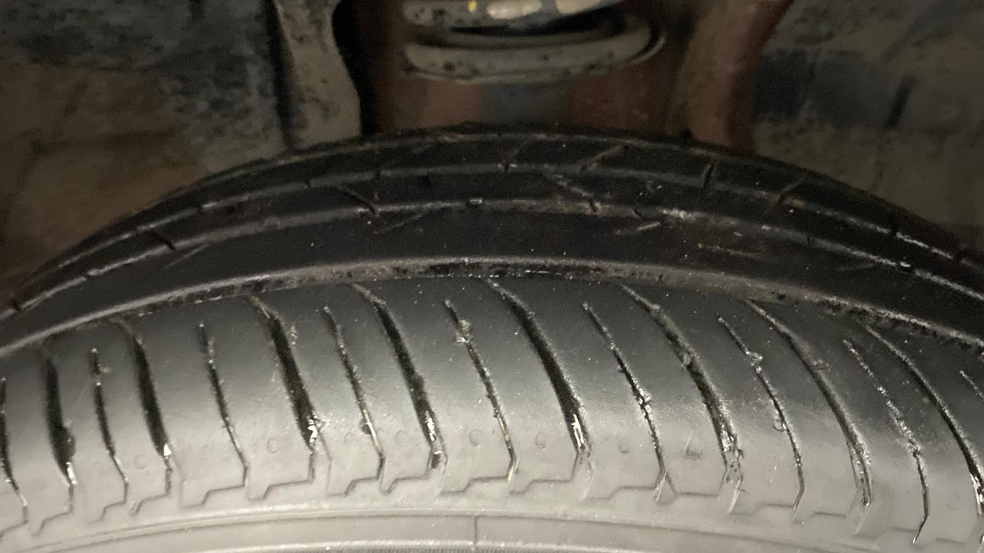 2022 Renault Kiger RXZ TURBO CVT DUAL TONE, Petrol, Automatic, 42,785 km, Right Front Tyre Tread