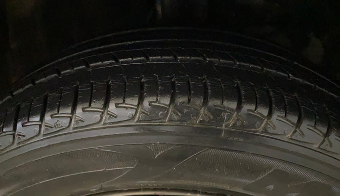 2017 Maruti Baleno DELTA PETROL 1.2, Petrol, Manual, 15,147 km, Right Front Tyre Tread