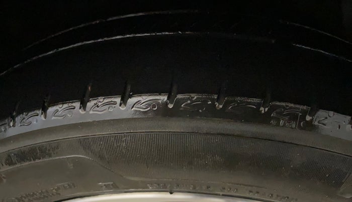 2021 Hyundai GRAND I10 NIOS SPORTZ 1.2 KAPPA VTVT DUAL TONE, Petrol, Manual, 35,994 km, Right Front Tyre Tread