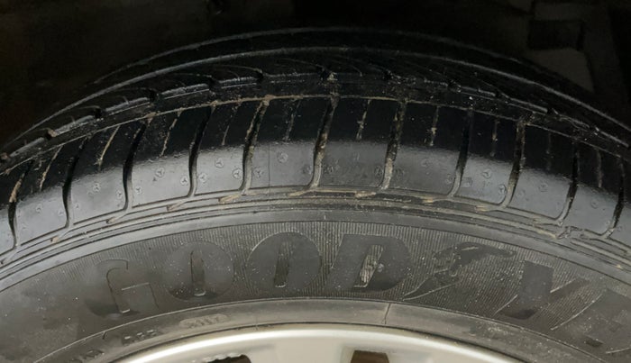 2017 Maruti Ciaz ZETA 1.4  MT PETROL, Petrol, Manual, 54,569 km, Right Front Tyre Tread